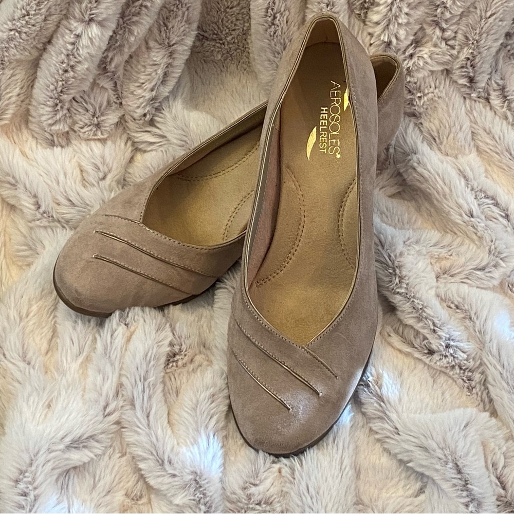 Aerosols Heelrest Comfort System Beige Sueded Fabric Pump Sz 10 NWOT